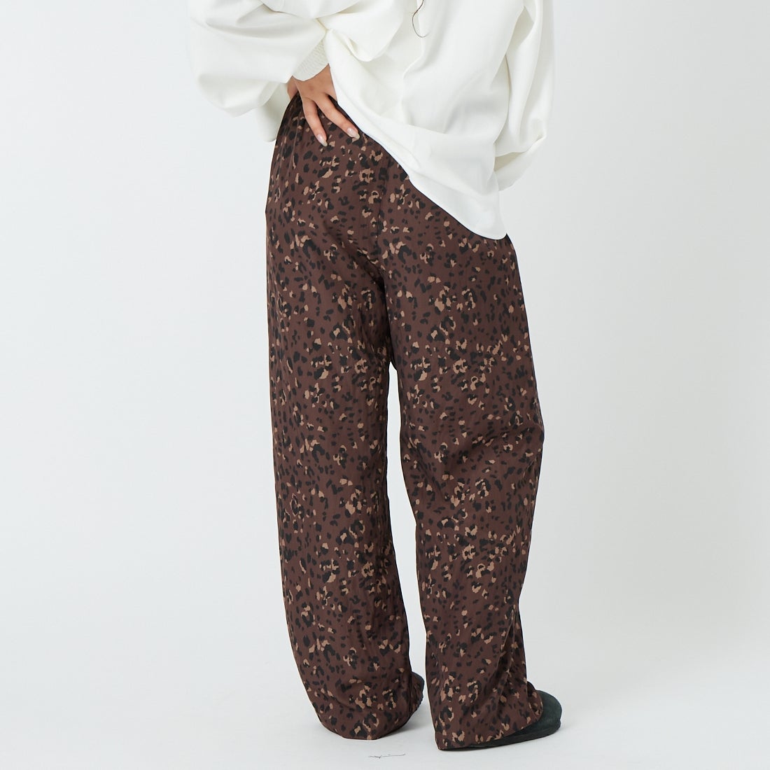 MICA&DEAL [マイカアンドディール] プリントデシンパンツ [0126103032] BROWN &&モデル身長：162cm 着用サイズ：F&&