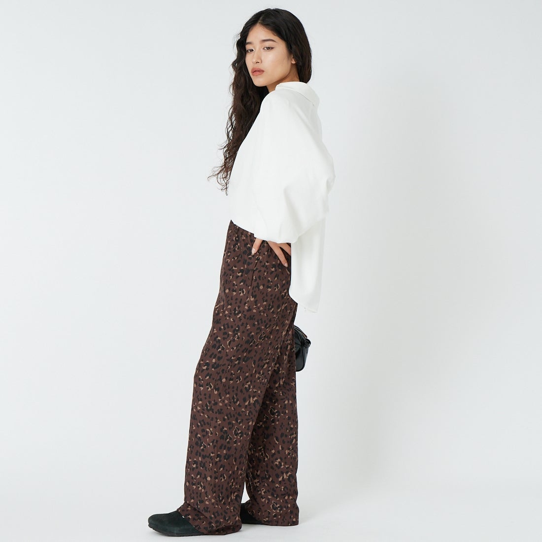 MICA&DEAL [マイカアンドディール] プリントデシンパンツ [0126103032] BROWN &&モデル身長：162cm 着用サイズ：F&&