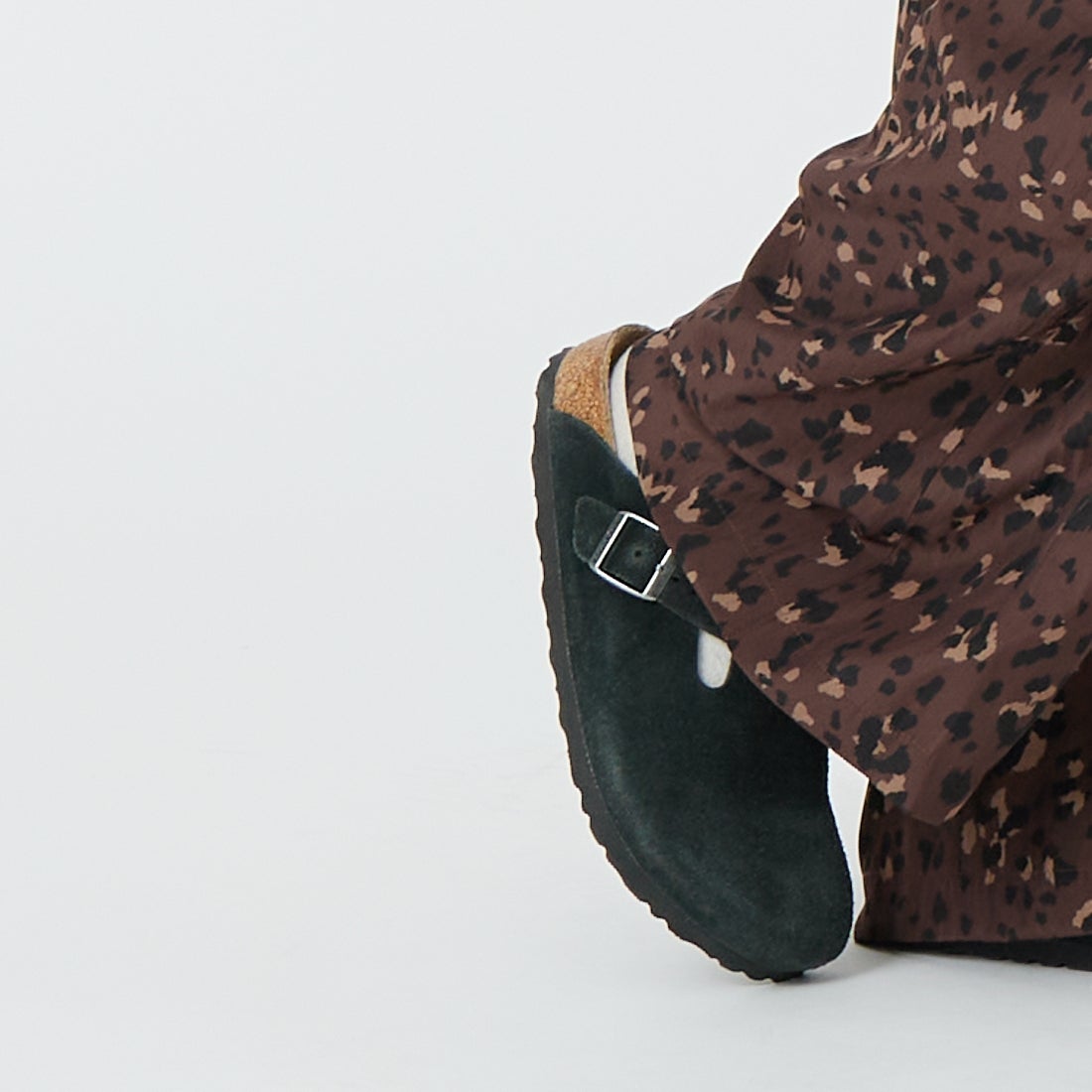 MICA&DEAL [マイカアンドディール] プリントデシンパンツ [0126103032] BROWN &&モデル身長：162cm 着用サイズ：F&&