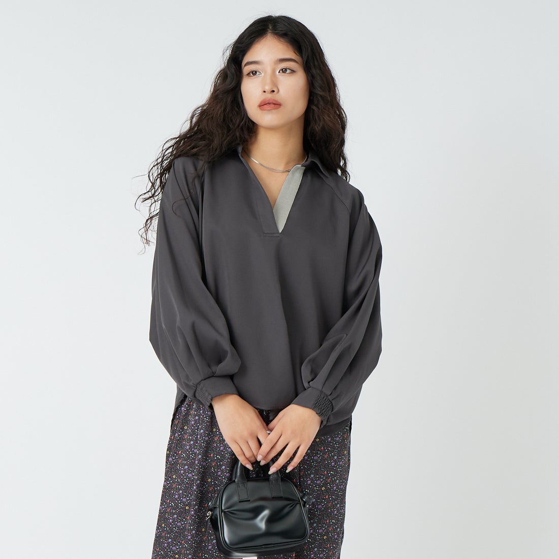 Jf Ready Made [ジェイエフレディメイド] パウダーストレッチ スキッパーブラウス [4126104] ﾁｬｺｰﾙ &&モデル身長：162cm 着用サイズ：F&&