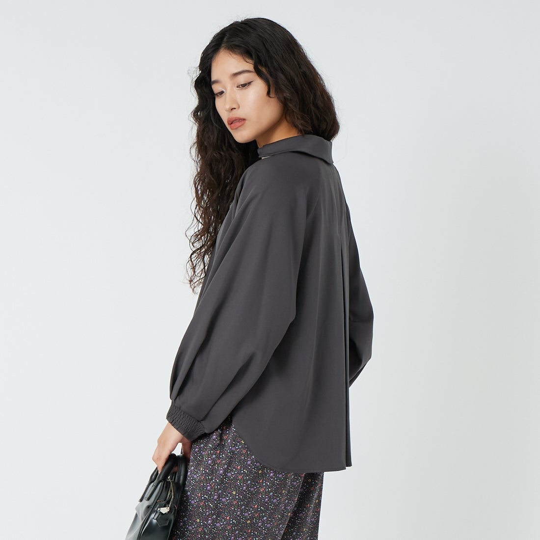 Jf Ready Made [ジェイエフレディメイド] パウダーストレッチ スキッパーブラウス [4126104] ﾁｬｺｰﾙ &&モデル身長：162cm 着用サイズ：F&&