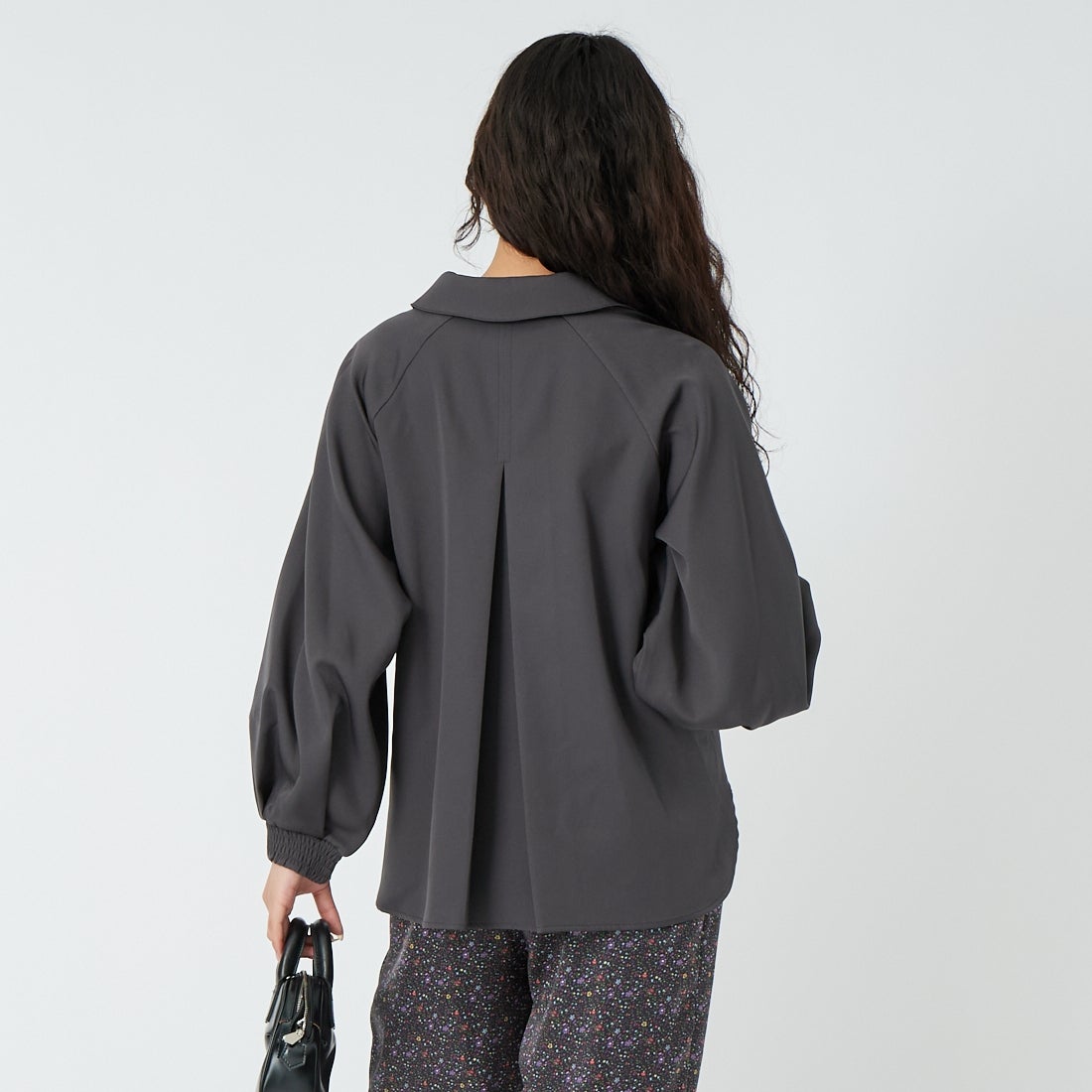 Jf Ready Made [ジェイエフレディメイド] パウダーストレッチ スキッパーブラウス [4126104] ﾁｬｺｰﾙ &&モデル身長：162cm 着用サイズ：F&&