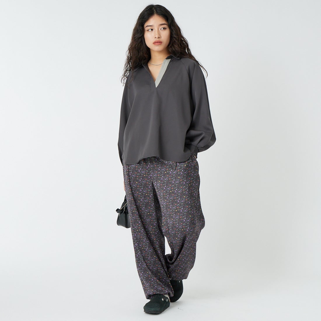 Jf Ready Made [ジェイエフレディメイド] パウダーストレッチ スキッパーブラウス [4126104] ﾁｬｺｰﾙ &&モデル身長：162cm 着用サイズ：F&&