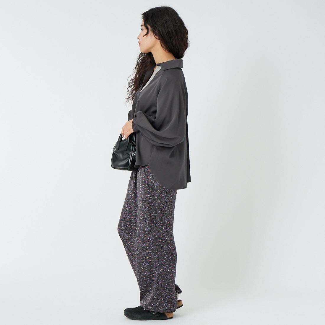 Jf Ready Made [ジェイエフレディメイド] パウダーストレッチ スキッパーブラウス [4126104] ﾁｬｺｰﾙ &&モデル身長：162cm 着用サイズ：F&&