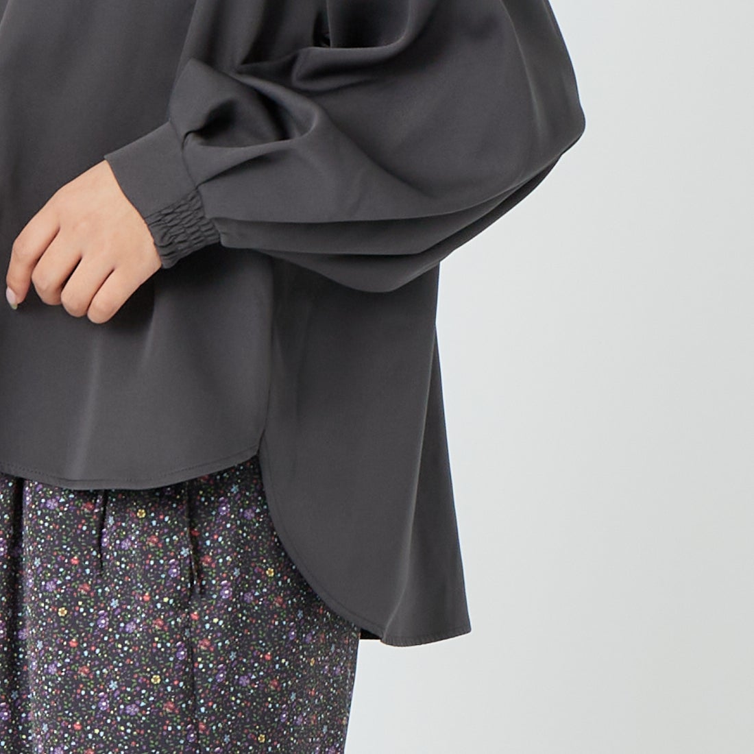 Jf Ready Made [ジェイエフレディメイド] パウダーストレッチ スキッパーブラウス [4126104] ﾁｬｺｰﾙ &&モデル身長：162cm 着用サイズ：F&&