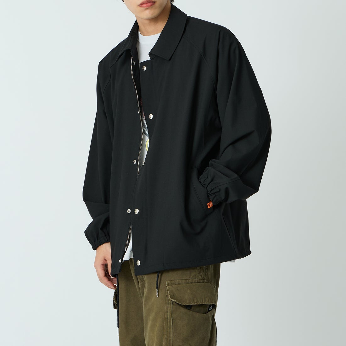 UNIVERSAL OVERALL [ユニバーサルオーバーオール] 別注 コーチジャケット [U2611422IN-JF] BLACK &&モデル身長：179cm 着用サイズ：L&&