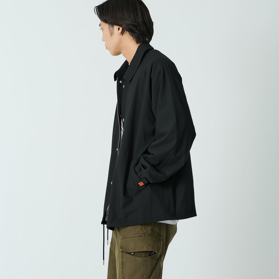 UNIVERSAL OVERALL [ユニバーサルオーバーオール] 別注 コーチジャケット [U2611422IN-JF] BLACK &&モデル身長：179cm 着用サイズ：L&&