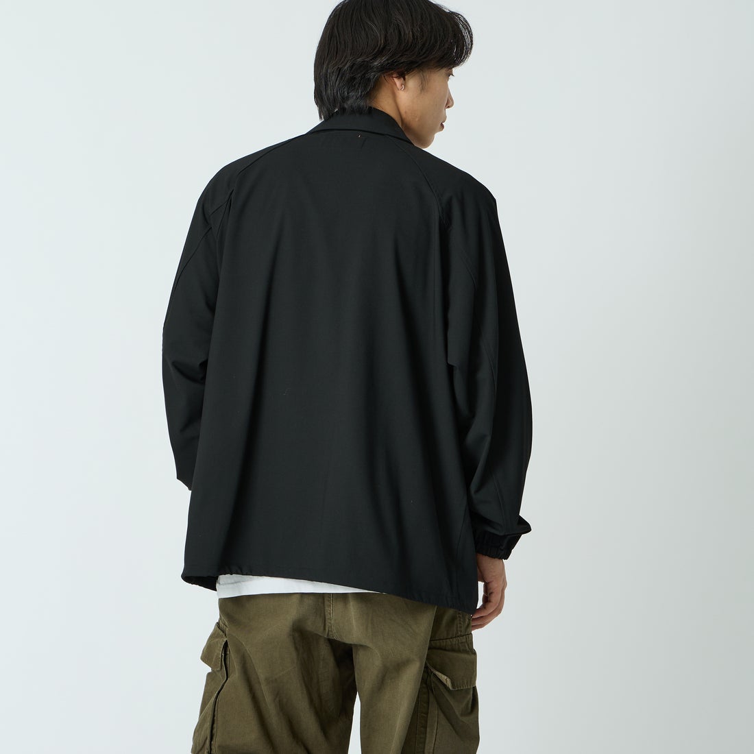 UNIVERSAL OVERALL [ユニバーサルオーバーオール] 別注 コーチジャケット [U2611422IN-JF] BLACK &&モデル身長：179cm 着用サイズ：L&&