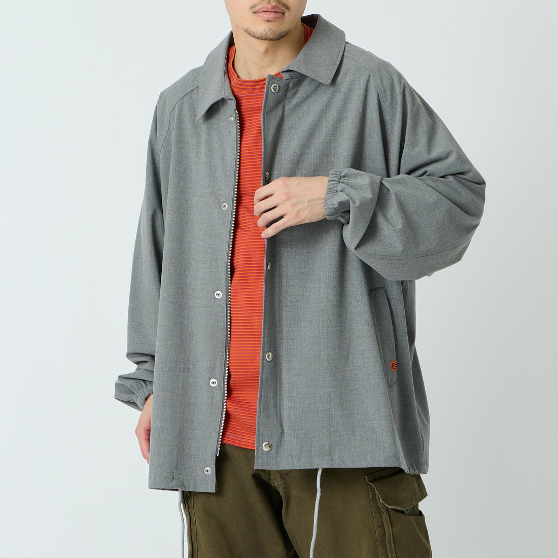 UNIVERSAL OVERALL [ユニバーサルオーバーオール] 別注 コーチジャケット [U2611422IN-JF] LT.GRAY &&モデル身長：168cm 着用サイズ：L&&