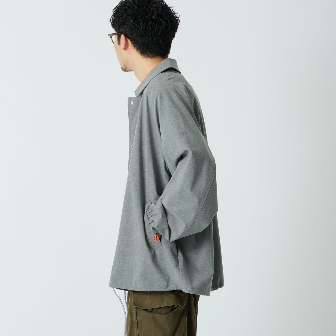 UNIVERSAL OVERALL [ユニバーサルオーバーオール] 別注 コーチジャケット [U2611422IN-JF] LT.GRAY &&モデル身長：168cm 着用サイズ：L&&