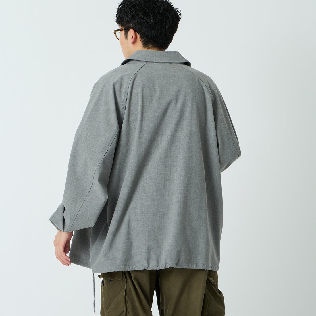 UNIVERSAL OVERALL [ユニバーサルオーバーオール] 別注 コーチジャケット [U2611422IN-JF] LT.GRAY &&モデル身長：168cm 着用サイズ：L&&