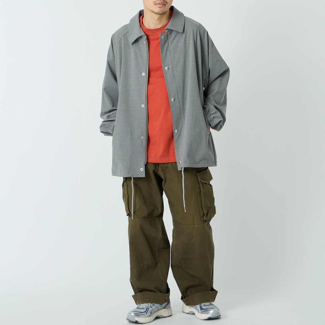 UNIVERSAL OVERALL [ユニバーサルオーバーオール] 別注 コーチジャケット [U2611422IN-JF] LT.GRAY &&モデル身長：168cm 着用サイズ：L&&