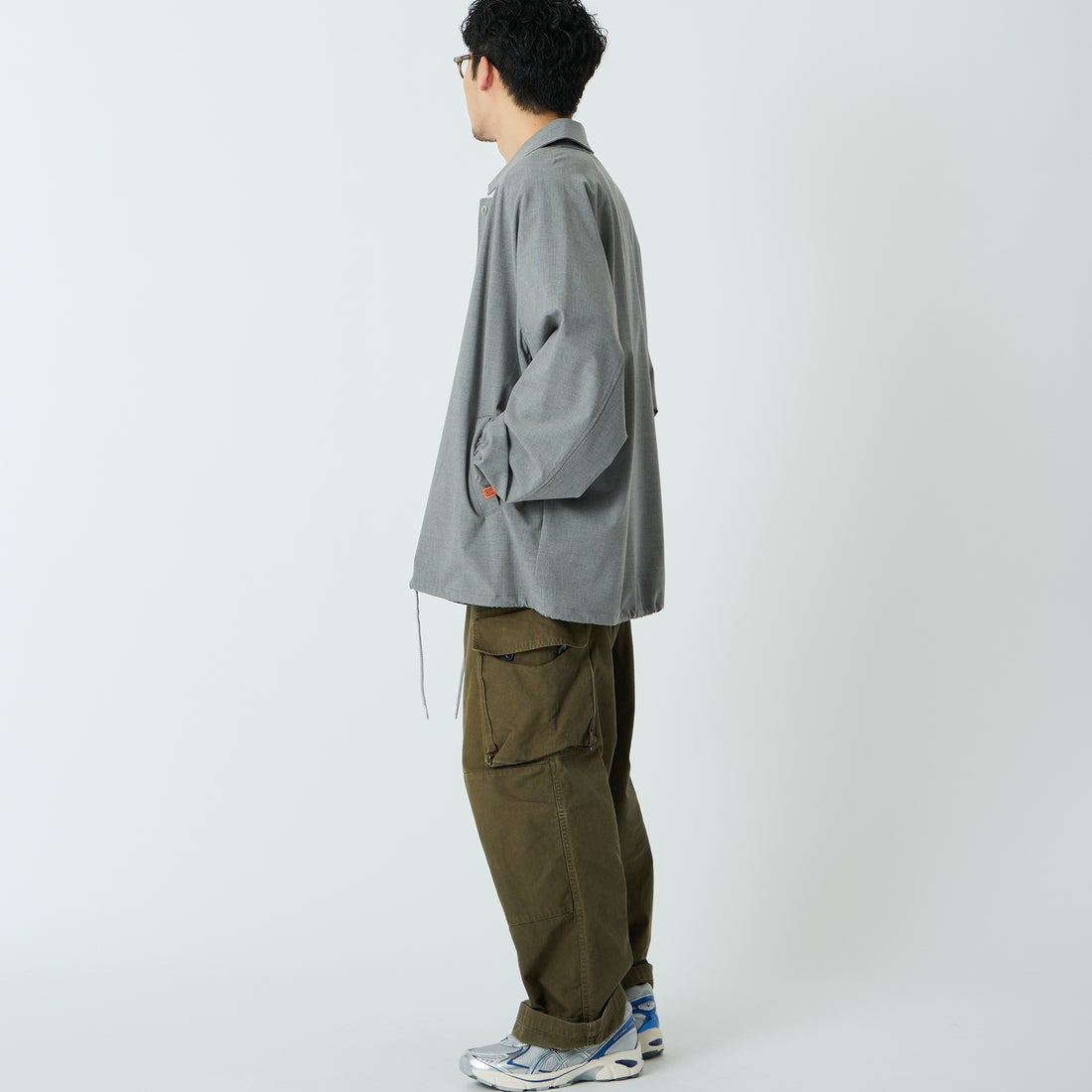 UNIVERSAL OVERALL [ユニバーサルオーバーオール] 別注 コーチジャケット [U2611422IN-JF] LT.GRAY &&モデル身長：168cm 着用サイズ：L&&