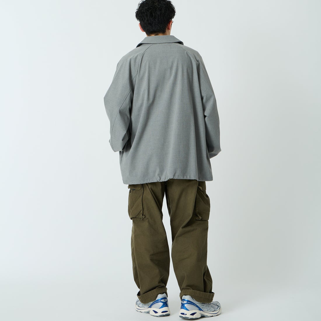 UNIVERSAL OVERALL [ユニバーサルオーバーオール] 別注 コーチジャケット [U2611422IN-JF] LT.GRAY &&モデル身長：168cm 着用サイズ：L&&