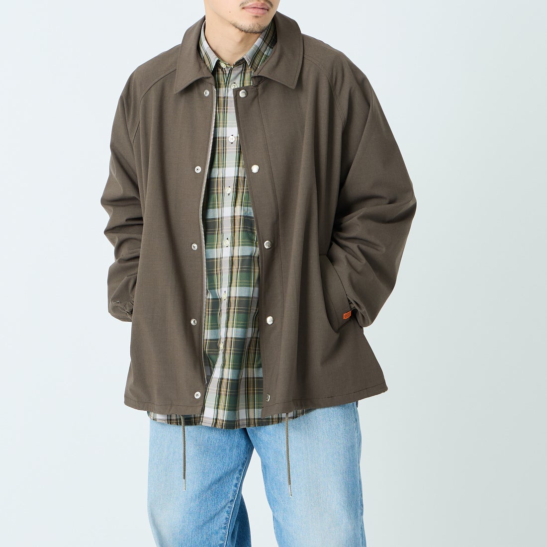 UNIVERSAL OVERALL [ユニバーサルオーバーオール] 別注 コーチジャケット [U2611422IN-JF] GREIGE &&モデル身長：168cm 着用サイズ：M&&