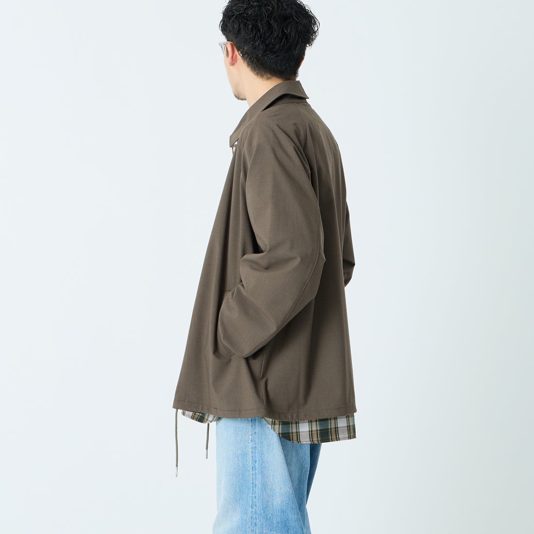 UNIVERSAL OVERALL [ユニバーサルオーバーオール] 別注 コーチジャケット [U2611422IN-JF] GREIGE &&モデル身長：168cm 着用サイズ：M&&