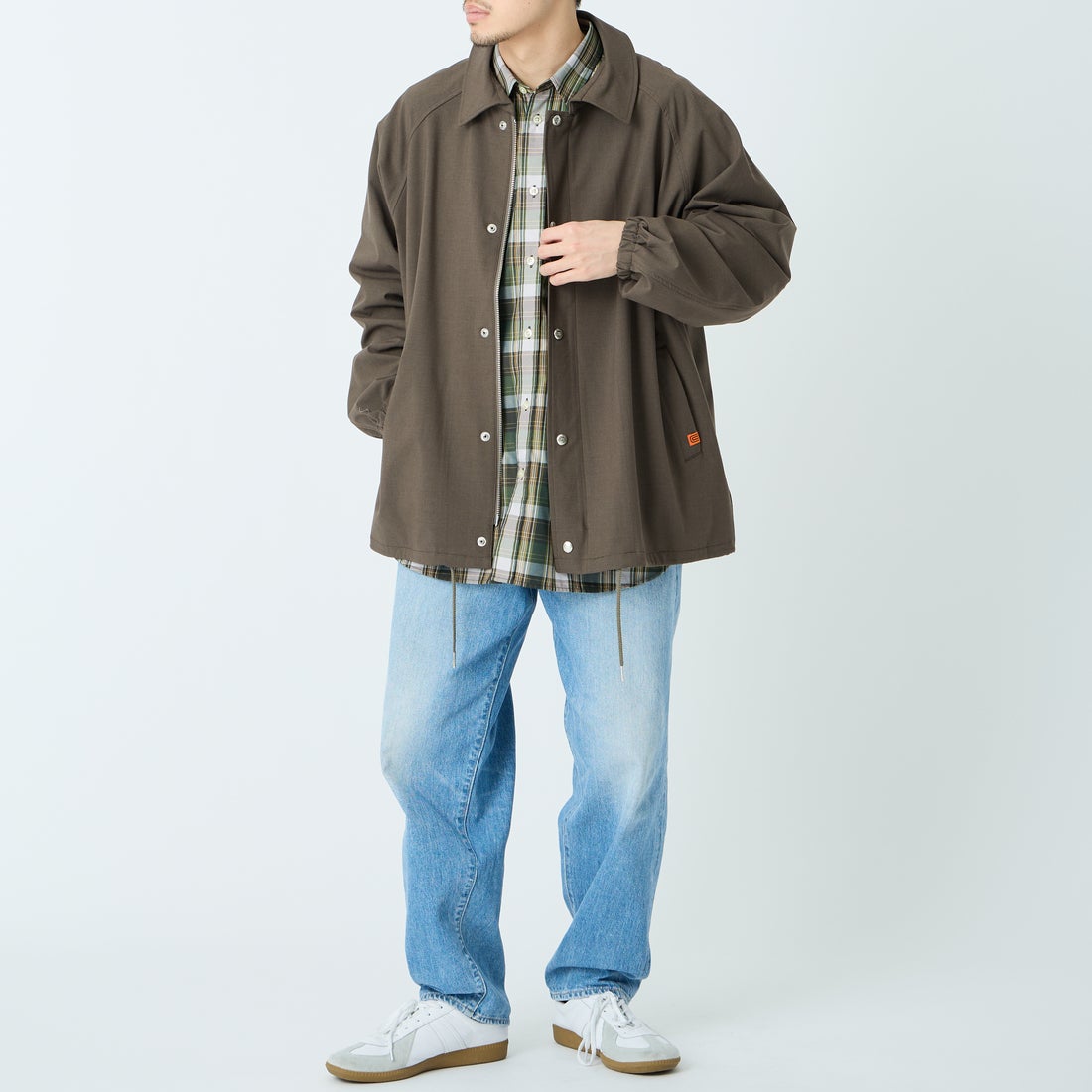 UNIVERSAL OVERALL [ユニバーサルオーバーオール] 別注 コーチジャケット [U2611422IN-JF] GREIGE &&モデル身長：168cm 着用サイズ：M&&