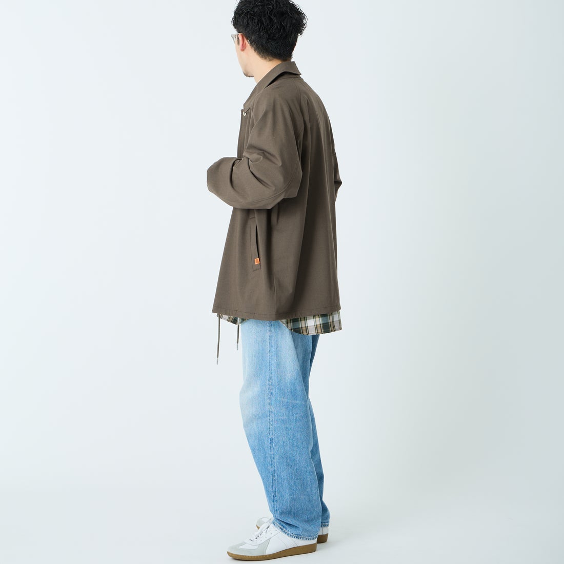 UNIVERSAL OVERALL [ユニバーサルオーバーオール] 別注 コーチジャケット [U2611422IN-JF] GREIGE &&モデル身長：168cm 着用サイズ：M&&