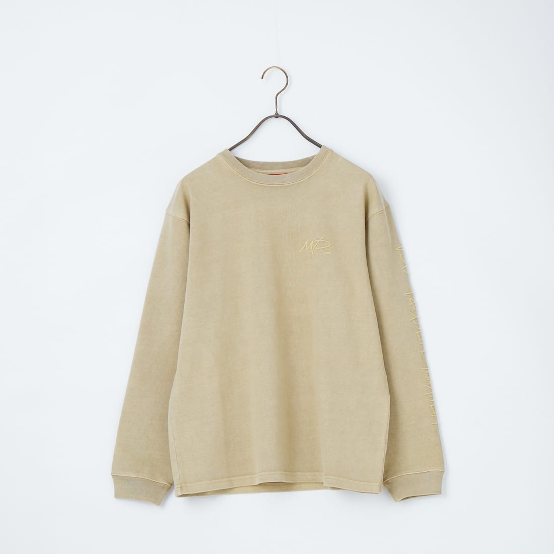 MANHATTAN PORTAGE [マンハッタンポーテージ] 別注 ピグメント染め 手書き風バックロゴ刺繍ロングスリーブTシャツ [26SSMP-IN84-JF] BEIGE