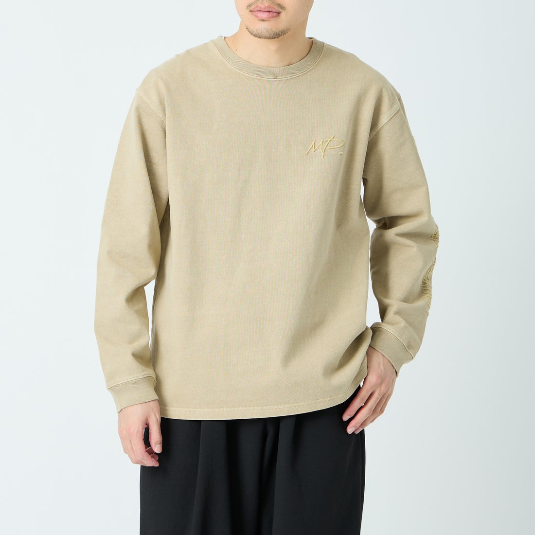 MANHATTAN PORTAGE [マンハッタンポーテージ] 別注 ピグメント染め 手書き風バックロゴ刺繍ロングスリーブTシャツ [26SSMP-IN84-JF] BEIGE &&モデル身長：168cm 着用サイズ：M&&