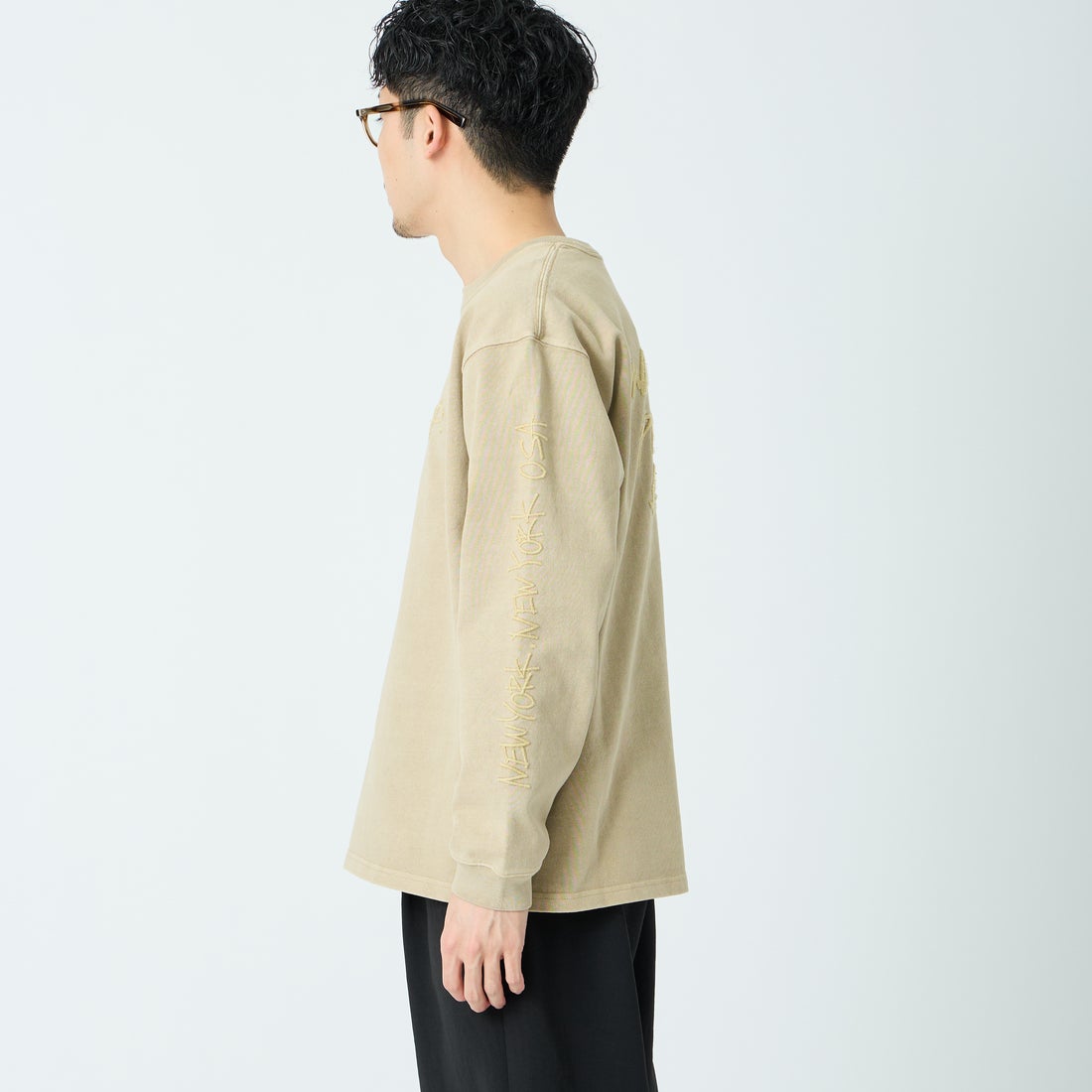 MANHATTAN PORTAGE [マンハッタンポーテージ] 別注 ピグメント染め 手書き風バックロゴ刺繍ロングスリーブTシャツ [26SSMP-IN84-JF] BEIGE &&モデル身長：168cm 着用サイズ：M&&