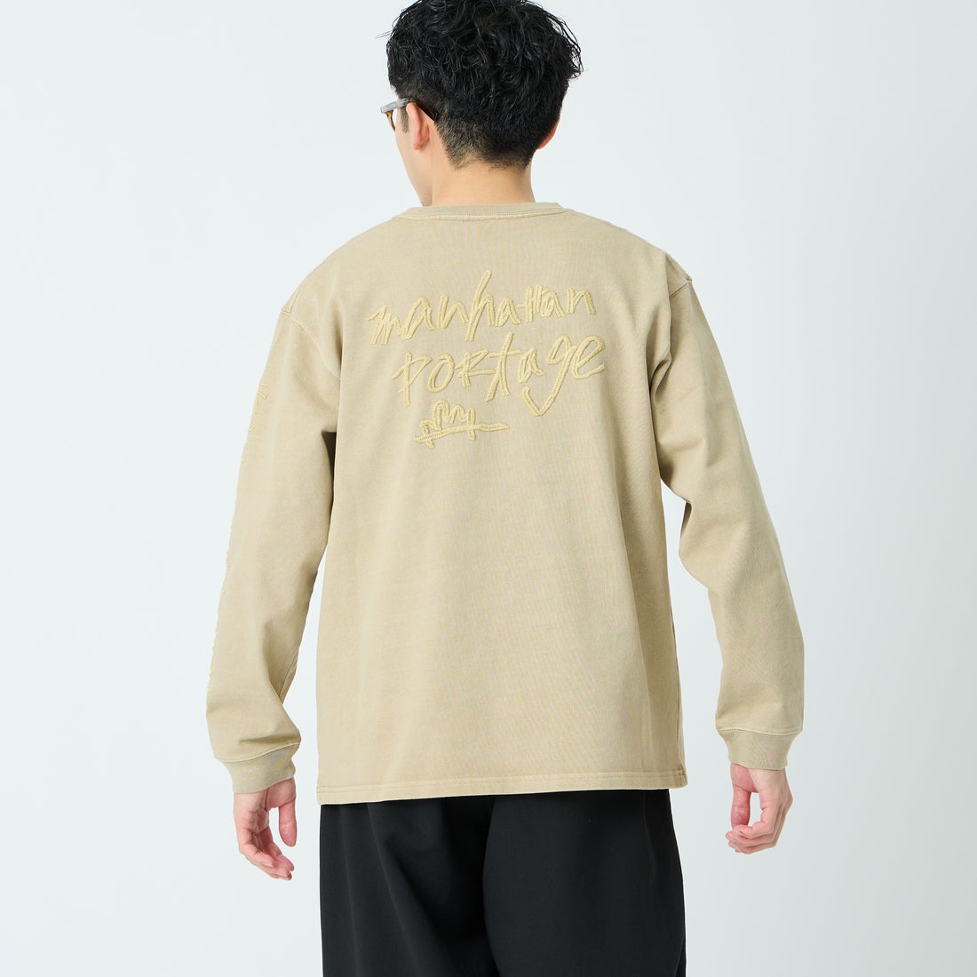 MANHATTAN PORTAGE [マンハッタンポーテージ] 別注 ピグメント染め 手書き風バックロゴ刺繍ロングスリーブTシャツ [26SSMP-IN84-JF] BEIGE &&モデル身長：168cm 着用サイズ：M&&