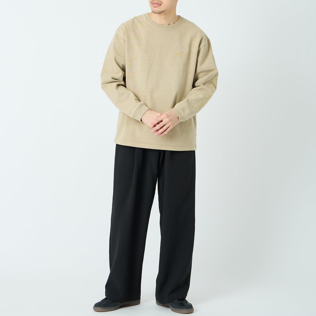 MANHATTAN PORTAGE [マンハッタンポーテージ] 別注 ピグメント染め 手書き風バックロゴ刺繍ロングスリーブTシャツ [26SSMP-IN84-JF] BEIGE &&モデル身長：168cm 着用サイズ：M&&