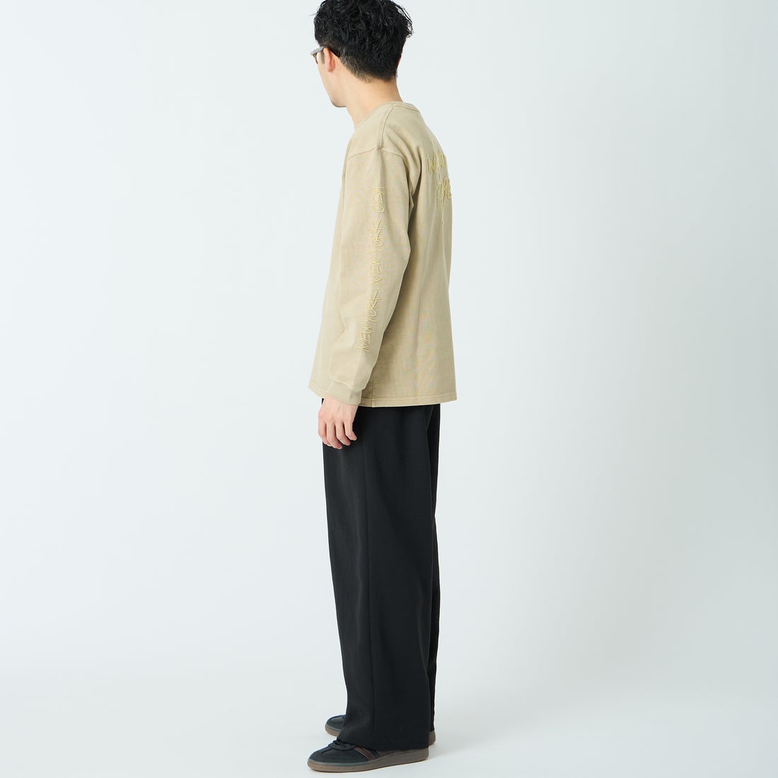 MANHATTAN PORTAGE [マンハッタンポーテージ] 別注 ピグメント染め 手書き風バックロゴ刺繍ロングスリーブTシャツ [26SSMP-IN84-JF] BEIGE &&モデル身長：168cm 着用サイズ：M&&