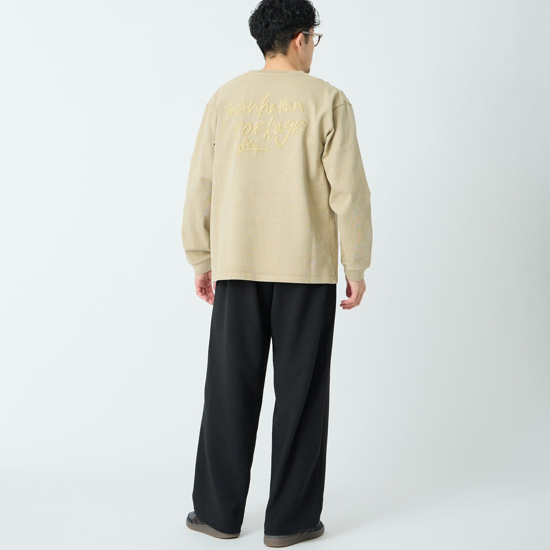 MANHATTAN PORTAGE [マンハッタンポーテージ] 別注 ピグメント染め 手書き風バックロゴ刺繍ロングスリーブTシャツ [26SSMP-IN84-JF] BEIGE &&モデル身長：168cm 着用サイズ：M&&
