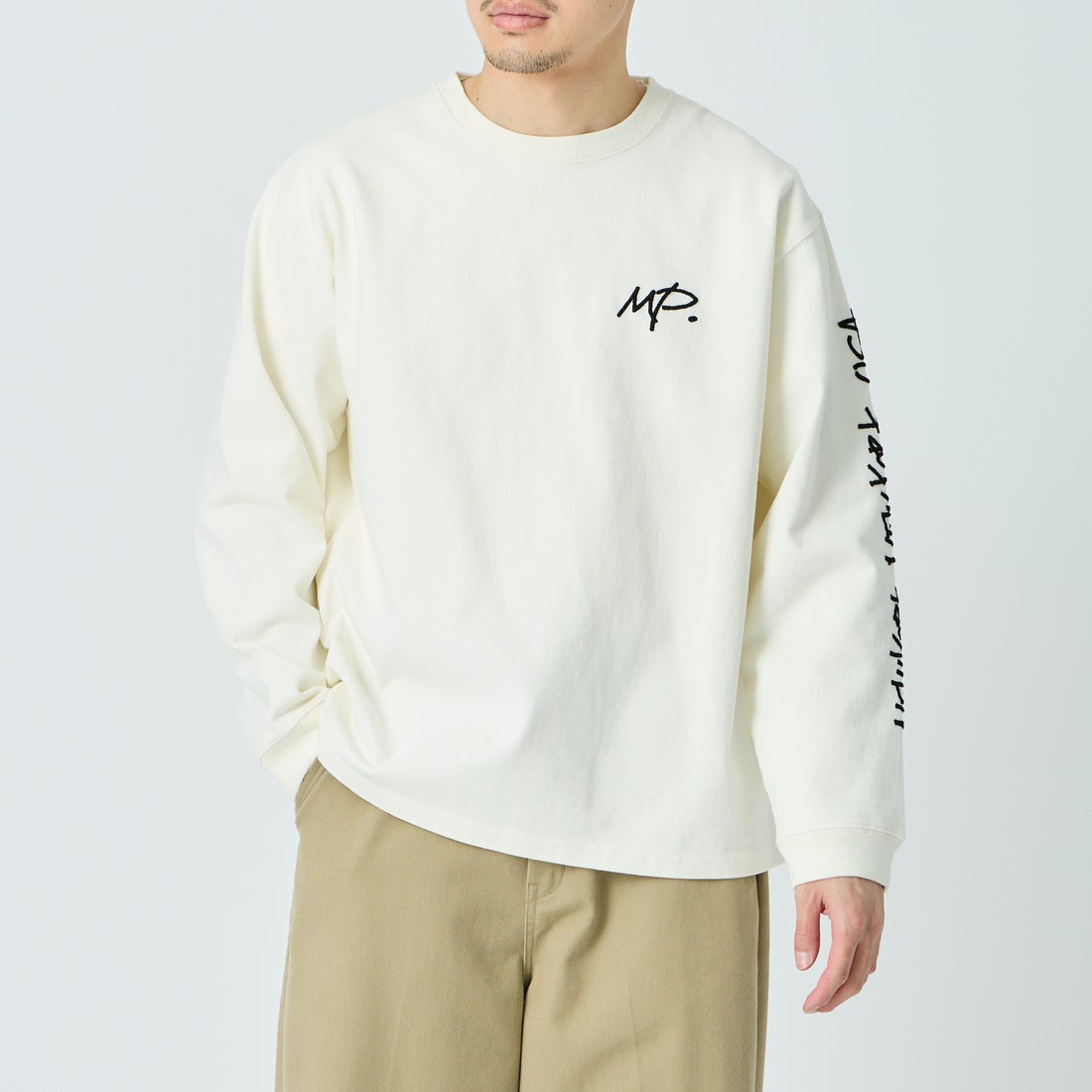 MANHATTAN PORTAGE [マンハッタンポーテージ] 別注 ピグメント染め 手書き風バックロゴ刺繍ロングスリーブTシャツ [26SSMP-IN84-JF] IVORY &&モデル身長：168cm 着用サイズ：M&&