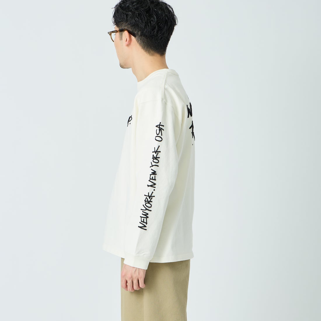 MANHATTAN PORTAGE [マンハッタンポーテージ] 別注 ピグメント染め 手書き風バックロゴ刺繍ロングスリーブTシャツ [26SSMP-IN84-JF] IVORY &&モデル身長：168cm 着用サイズ：M&&