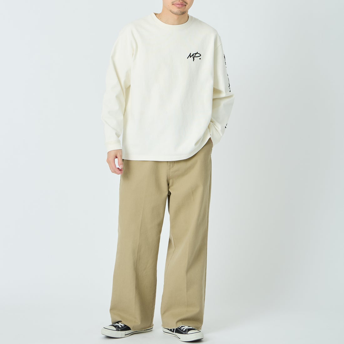 MANHATTAN PORTAGE [マンハッタンポーテージ] 別注 ピグメント染め 手書き風バックロゴ刺繍ロングスリーブTシャツ [26SSMP-IN84-JF] IVORY &&モデル身長：168cm 着用サイズ：M&&