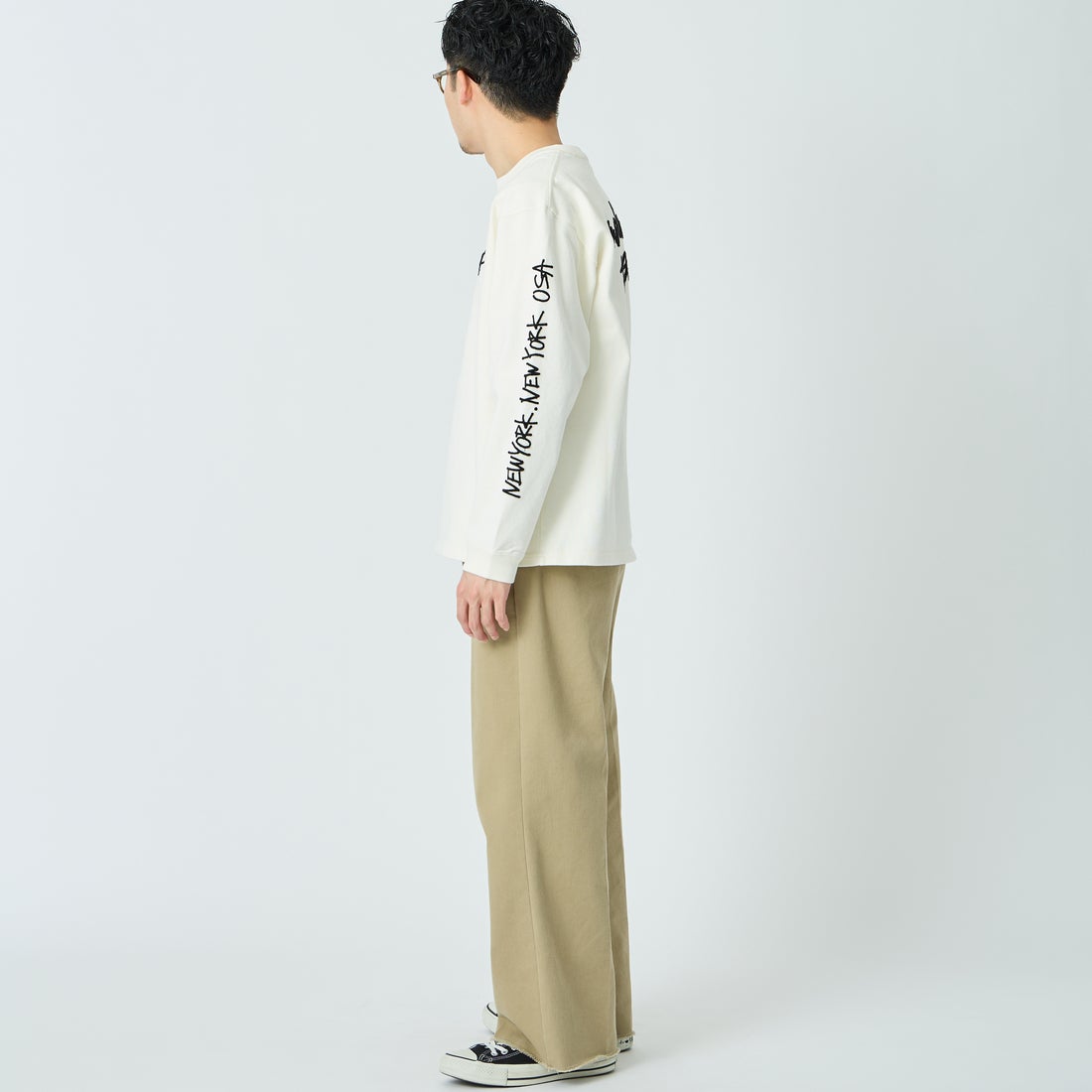 MANHATTAN PORTAGE [マンハッタンポーテージ] 別注 ピグメント染め 手書き風バックロゴ刺繍ロングスリーブTシャツ [26SSMP-IN84-JF] IVORY &&モデル身長：168cm 着用サイズ：M&&