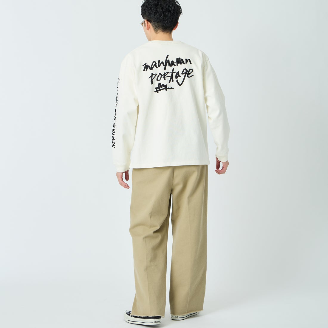 MANHATTAN PORTAGE [マンハッタンポーテージ] 別注 ピグメント染め 手書き風バックロゴ刺繍ロングスリーブTシャツ [26SSMP-IN84-JF] IVORY &&モデル身長：168cm 着用サイズ：M&&