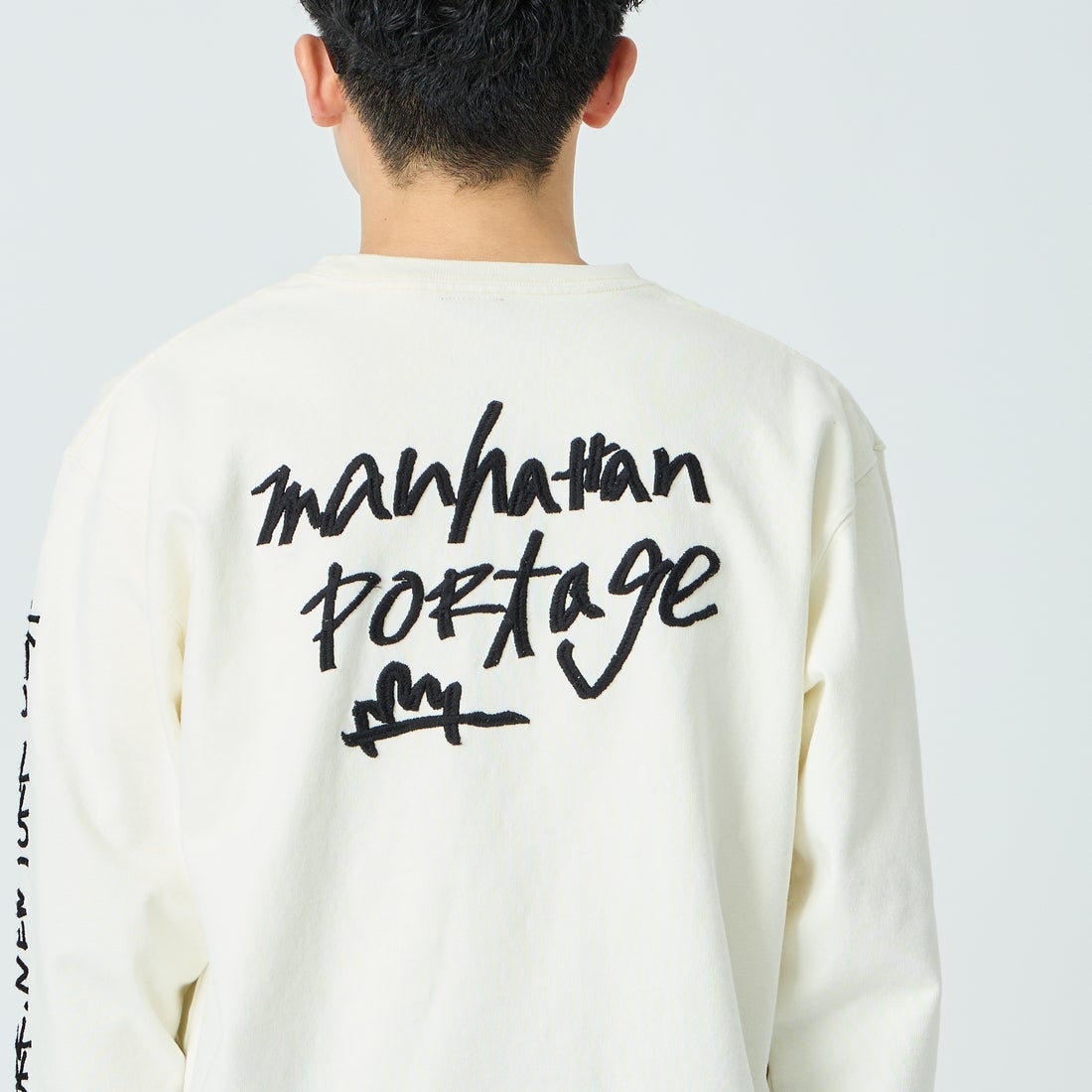 MANHATTAN PORTAGE [マンハッタンポーテージ] 別注 ピグメント染め 手書き風バックロゴ刺繍ロングスリーブTシャツ [26SSMP-IN84-JF] IVORY &&モデル身長：168cm 着用サイズ：M&&