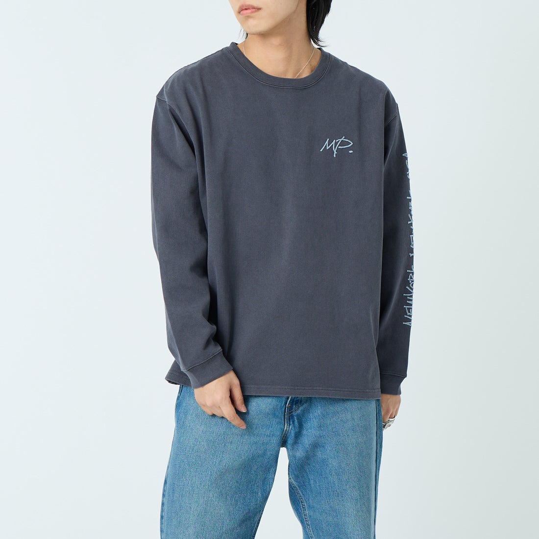 MANHATTAN PORTAGE [マンハッタンポーテージ] 別注 ピグメント染め 手書き風バックロゴ刺繍ロングスリーブTシャツ [26SSMP-IN84-JF] CHARCOAL &&モデル身長：179cm 着用サイズ：XL&&