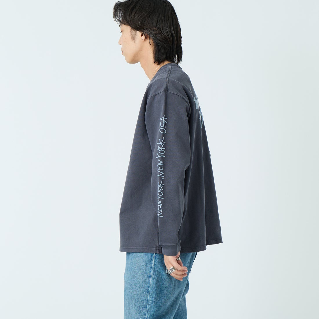 MANHATTAN PORTAGE [マンハッタンポーテージ] 別注 ピグメント染め 手書き風バックロゴ刺繍ロングスリーブTシャツ [26SSMP-IN84-JF] CHARCOAL &&モデル身長：179cm 着用サイズ：XL&&