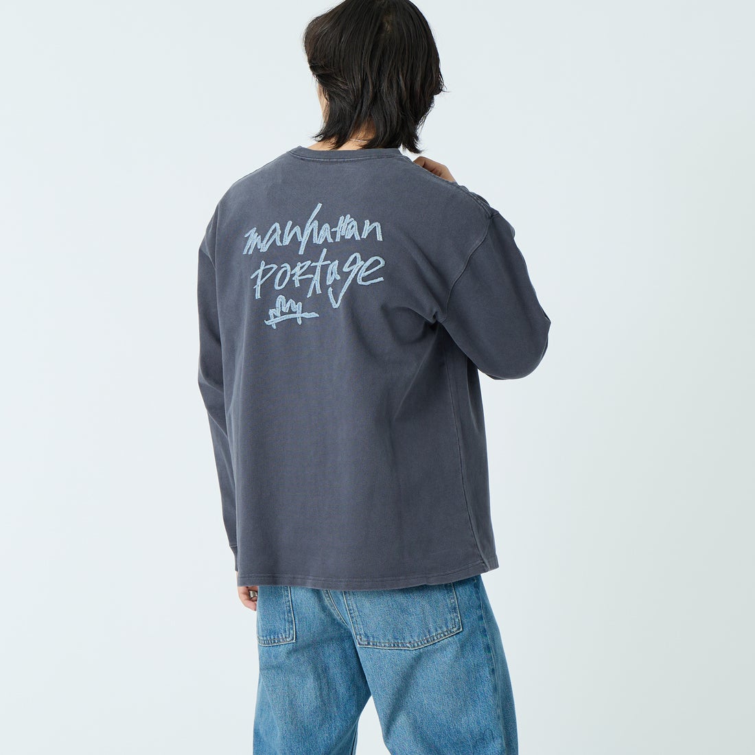 MANHATTAN PORTAGE [マンハッタンポーテージ] 別注 ピグメント染め 手書き風バックロゴ刺繍ロングスリーブTシャツ [26SSMP-IN84-JF] CHARCOAL &&モデル身長：179cm 着用サイズ：XL&&