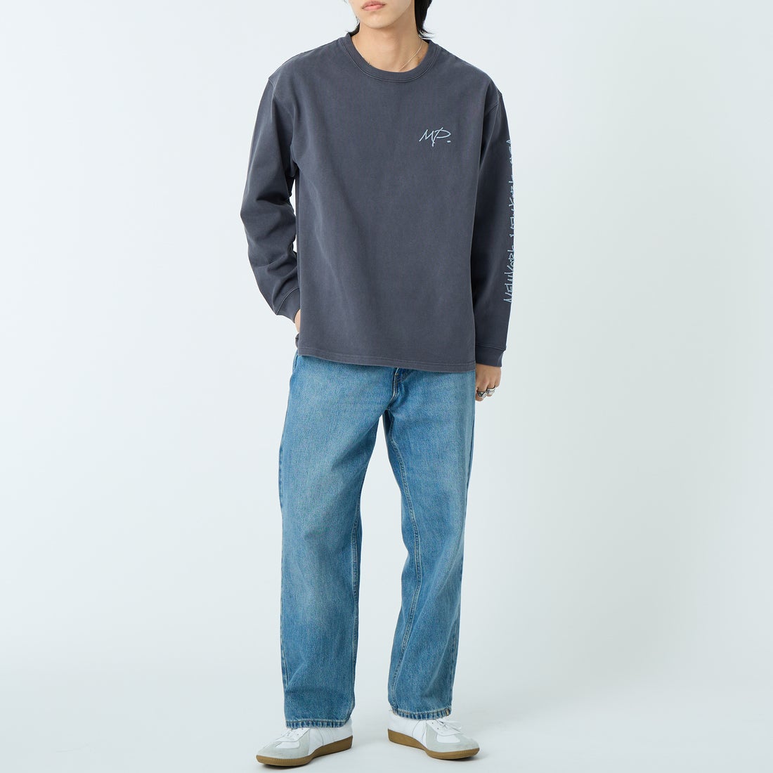 MANHATTAN PORTAGE [マンハッタンポーテージ] 別注 ピグメント染め 手書き風バックロゴ刺繍ロングスリーブTシャツ [26SSMP-IN84-JF] CHARCOAL &&モデル身長：179cm 着用サイズ：XL&&