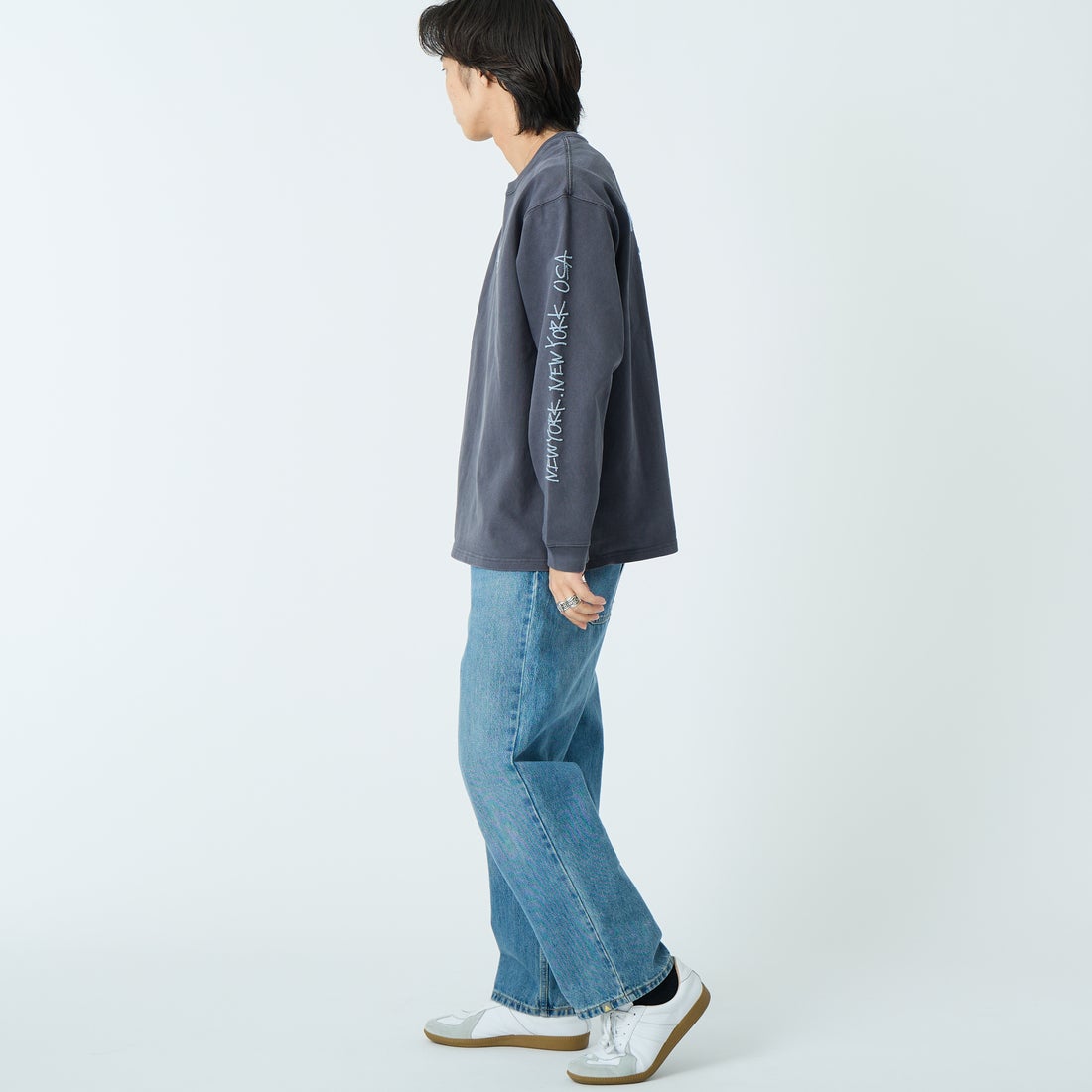 MANHATTAN PORTAGE [マンハッタンポーテージ] 別注 ピグメント染め 手書き風バックロゴ刺繍ロングスリーブTシャツ [26SSMP-IN84-JF] CHARCOAL &&モデル身長：179cm 着用サイズ：XL&&