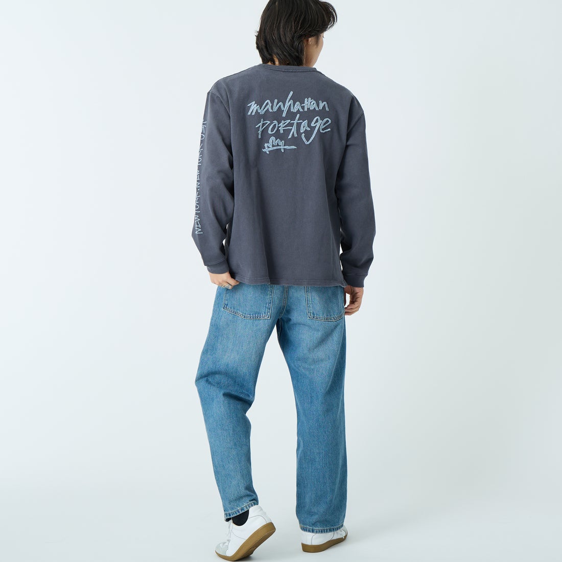 MANHATTAN PORTAGE [マンハッタンポーテージ] 別注 ピグメント染め 手書き風バックロゴ刺繍ロングスリーブTシャツ [26SSMP-IN84-JF] CHARCOAL &&モデル身長：179cm 着用サイズ：XL&&