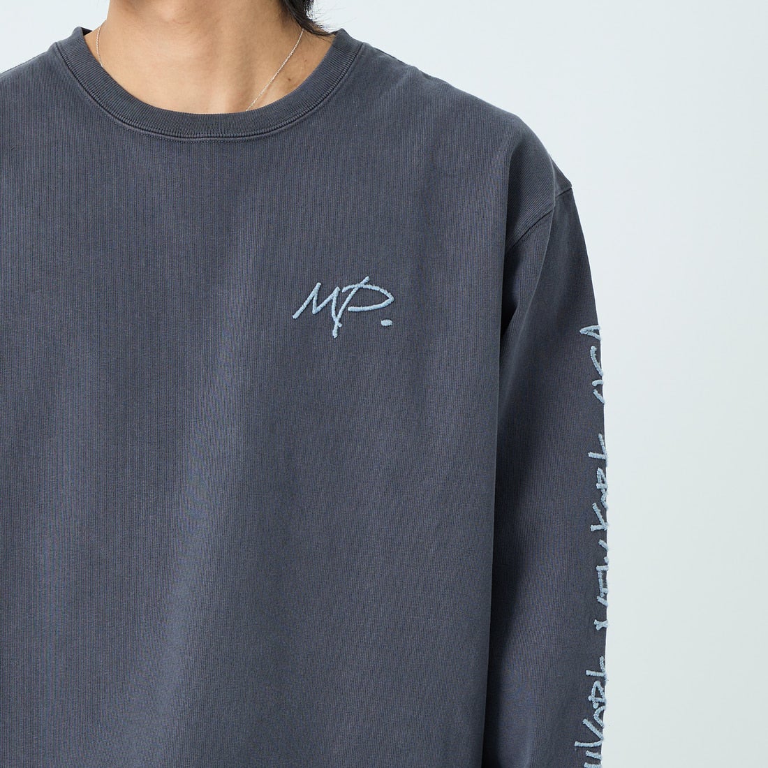 MANHATTAN PORTAGE [マンハッタンポーテージ] 別注 ピグメント染め 手書き風バックロゴ刺繍ロングスリーブTシャツ [26SSMP-IN84-JF] CHARCOAL &&モデル身長：179cm 着用サイズ：XL&&