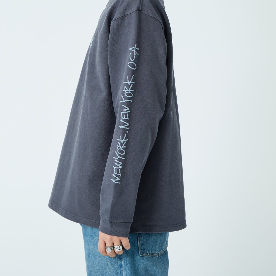 MANHATTAN PORTAGE [マンハッタンポーテージ] 別注 ピグメント染め 手書き風バックロゴ刺繍ロングスリーブTシャツ [26SSMP-IN84-JF] CHARCOAL &&モデル身長：179cm 着用サイズ：XL&&