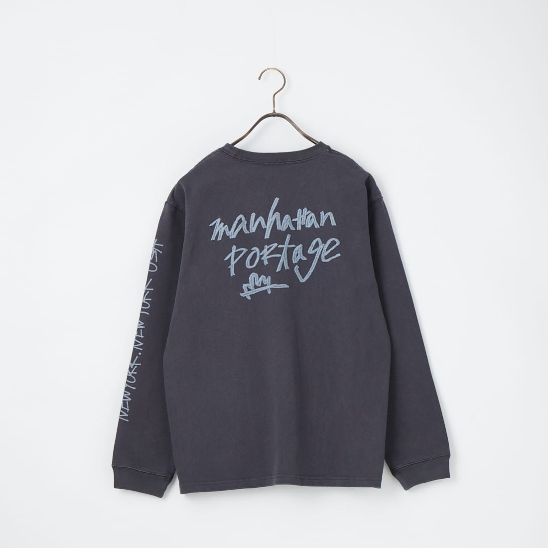 MANHATTAN PORTAGE [マンハッタンポーテージ] 別注 ピグメント染め 手書き風バックロゴ刺繍ロングスリーブTシャツ [26SSMP-IN84-JF] CHARCOAL