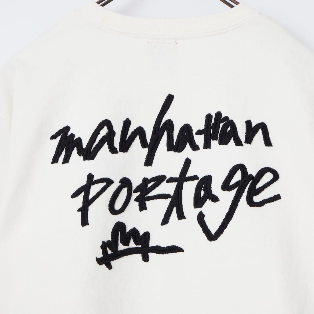 MANHATTAN PORTAGE [マンハッタンポーテージ] 別注 ピグメント染め 手書き風バックロゴ刺繍ロングスリーブTシャツ [26SSMP-IN84-JF] IVORY