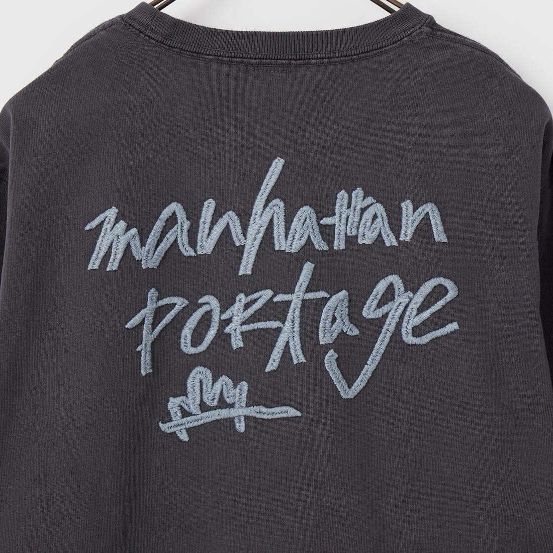 MANHATTAN PORTAGE [マンハッタンポーテージ] 別注 ピグメント染め 手書き風バックロゴ刺繍ロングスリーブTシャツ [26SSMP-IN84-JF] CHARCOAL