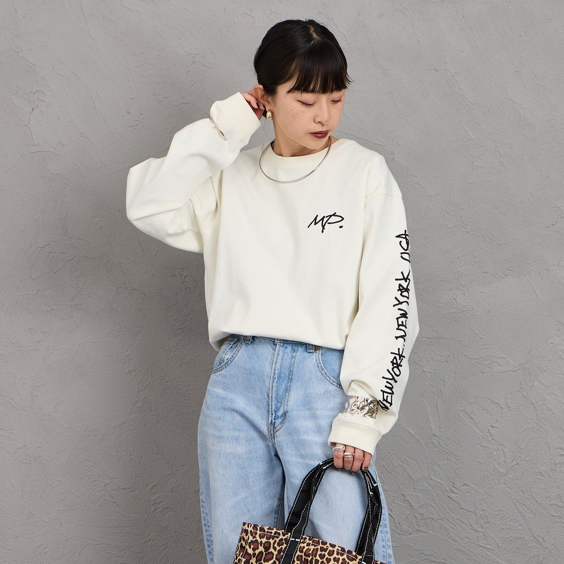 MANHATTAN PORTAGE [マンハッタンポーテージ] 別注 ピグメント染め 手書き風バックロゴ刺繍ロングスリーブTシャツ [26SSMP-IN84-JF] IVORY &&モデル身長：150cm 着用サイズ：S&&