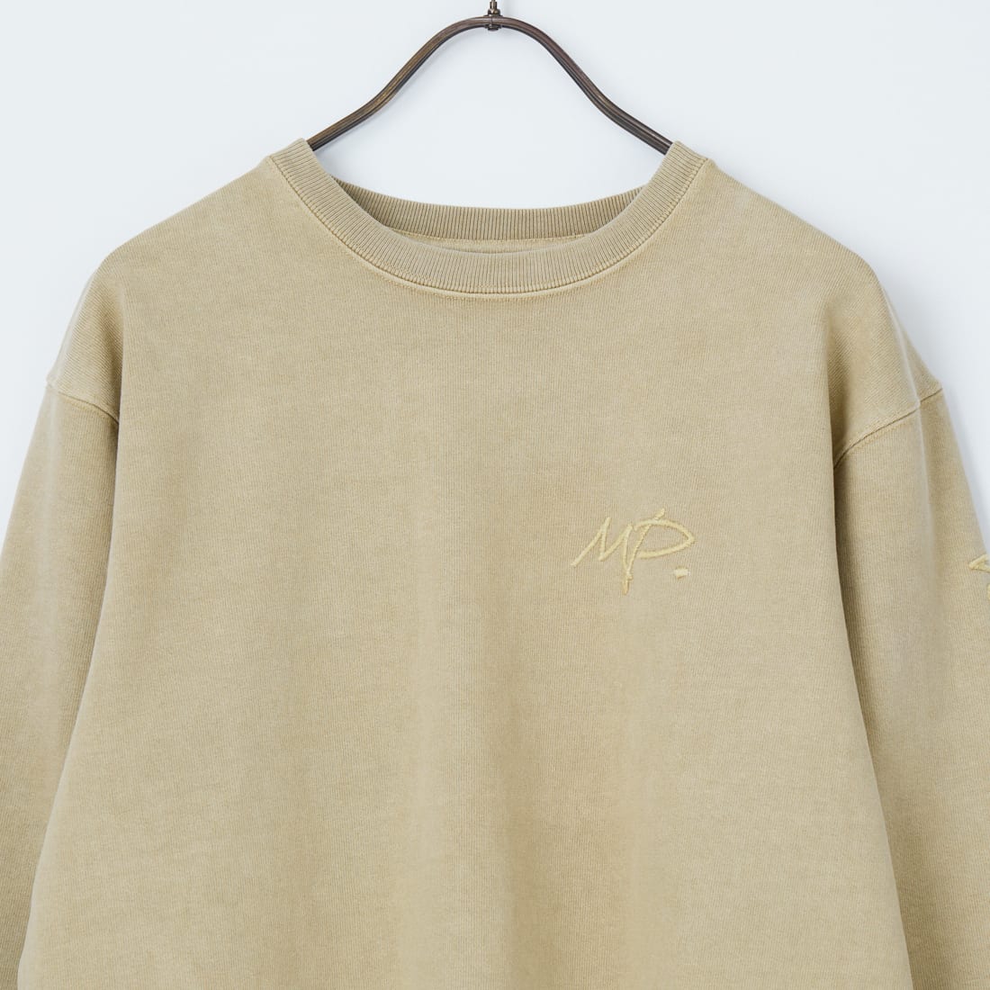 MANHATTAN PORTAGE [マンハッタンポーテージ] 別注 ピグメント染め 手書き風バックロゴ刺繍ロングスリーブTシャツ [26SSMP-IN84-JF] BEIGE