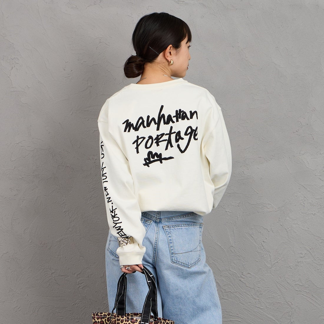 MANHATTAN PORTAGE [マンハッタンポーテージ] 別注 ピグメント染め 手書き風バックロゴ刺繍ロングスリーブTシャツ [26SSMP-IN84-JF] IVORY &&モデル身長：150cm 着用サイズ：S&&