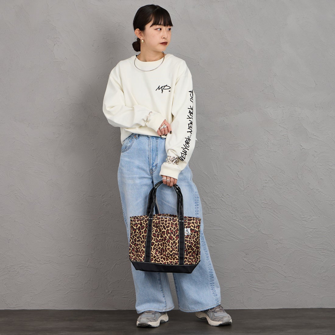 MANHATTAN PORTAGE [マンハッタンポーテージ] 別注 ピグメント染め 手書き風バックロゴ刺繍ロングスリーブTシャツ [26SSMP-IN84-JF] IVORY &&モデル身長：150cm 着用サイズ：S&&